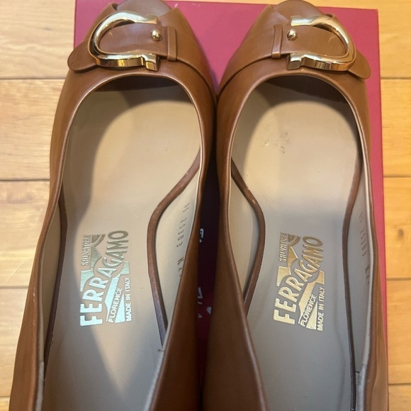 💯 authentic gorgeous Salvatore Ferragamo tan leather peep toe pumps! - Picture 5 of 7